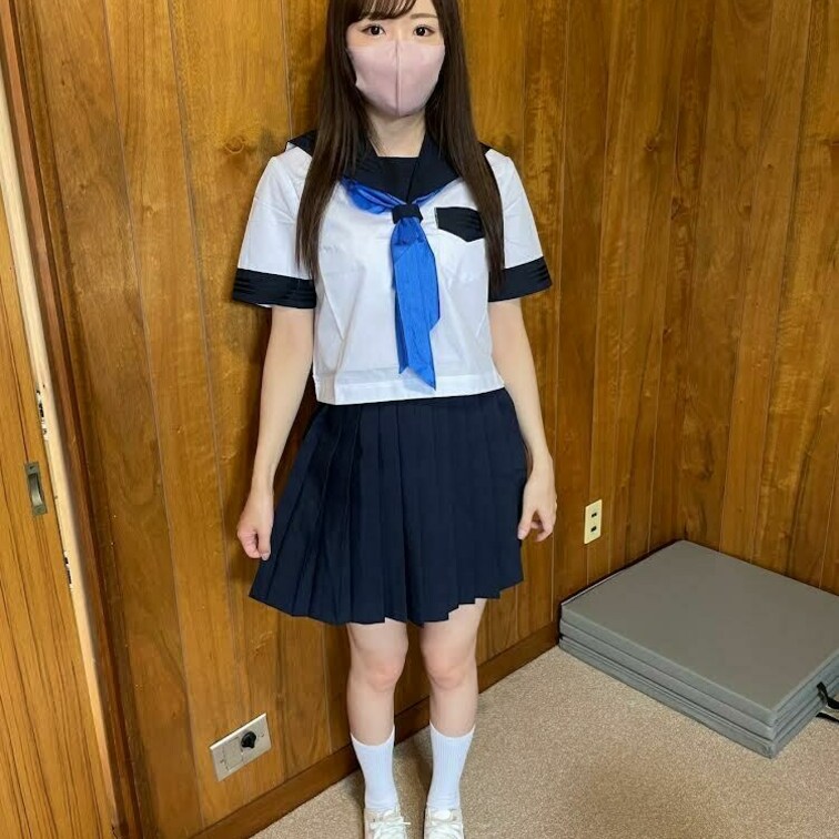 セーラー服ちゃんのオナニー動画。恥ずかしがり屋さんのセーラー服ちゃんには最初はこうやって警戒心を解いて・・・徐々に助徐々