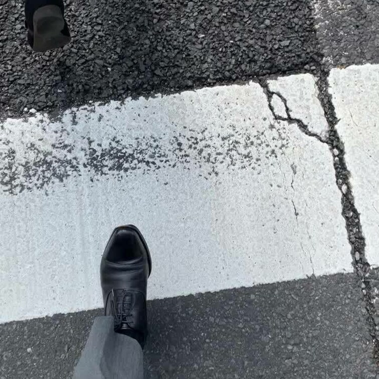 スーツで外回り中