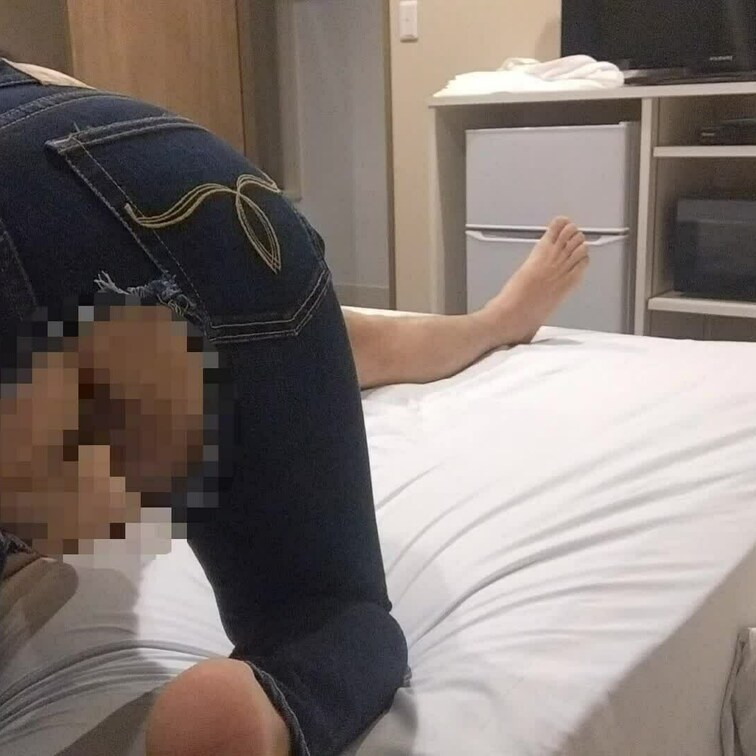 妻と他人棒のデニム着衣セックスをご覧下さい。