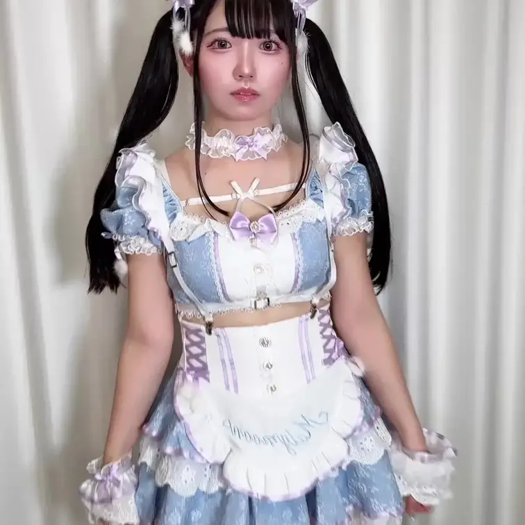 千夢-Chimu-の公開動画: スカートの中を見せちゃうメイド、約1分半動画！