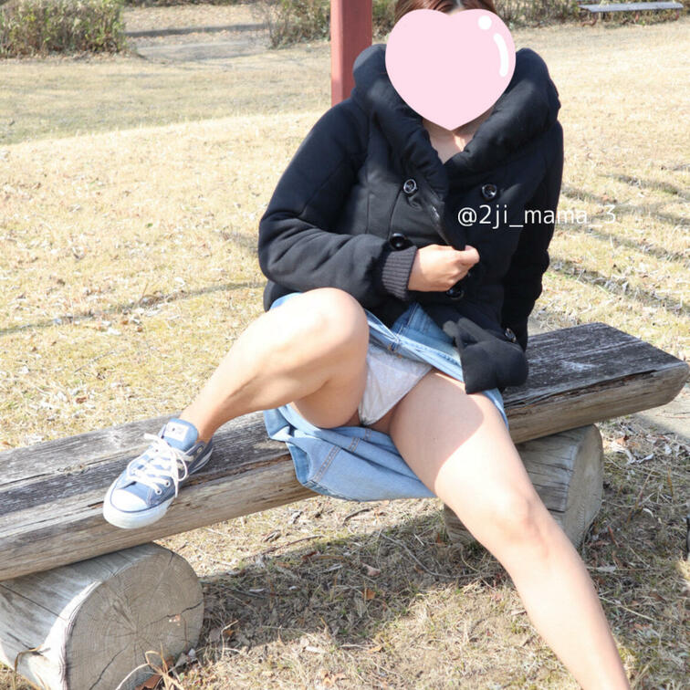 久しぶりの野外露出✨
妻もノリノリで可愛くエロく大胆に！公園でたくさん撮影しました📸

上着に手をかけ、、、おっぱ