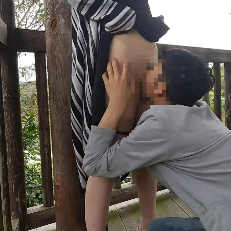 公園の展望台でエロ仲間のKさんからクンニされ喘ぎ声を出す妻をご覧下さい。
最中は10mくらい離れた道路を車が通過してい
