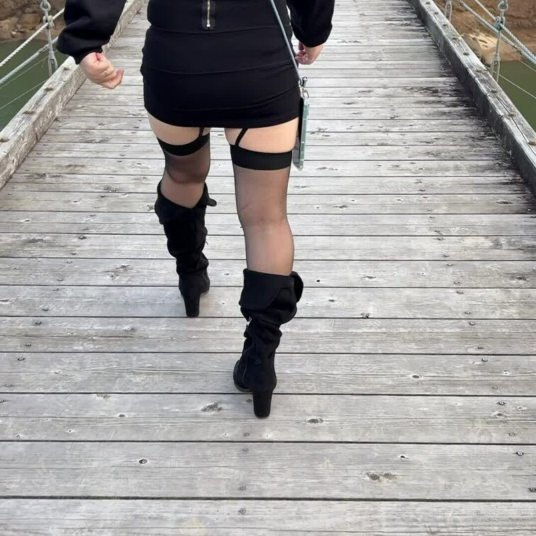ミニスカでガーターストッキングを身に着けて吊り橋に行ってみました。この後野外でハメ撮りします。その様子は「ゆずプラン」で