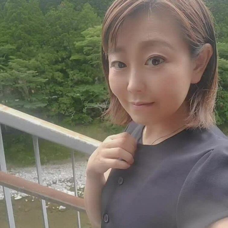 えっ？？？
((((；ﾟДﾟ)))))))ｴｴｴｴ

外なのに
大胆😳😳😳

チラリがかなり危なかった🤣

