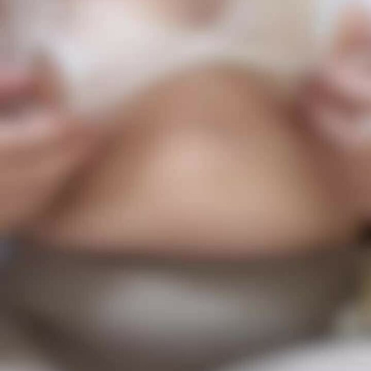 ちくびいじってえっちしてます。