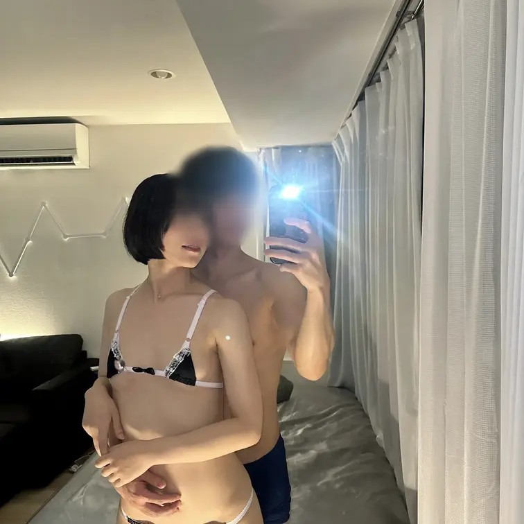 アプリで会った女の子、クリが敏感すぎて何回も仰け反りながら声出してる…メンヘラだから中出しも嬉しそうに受け止めてくれて、