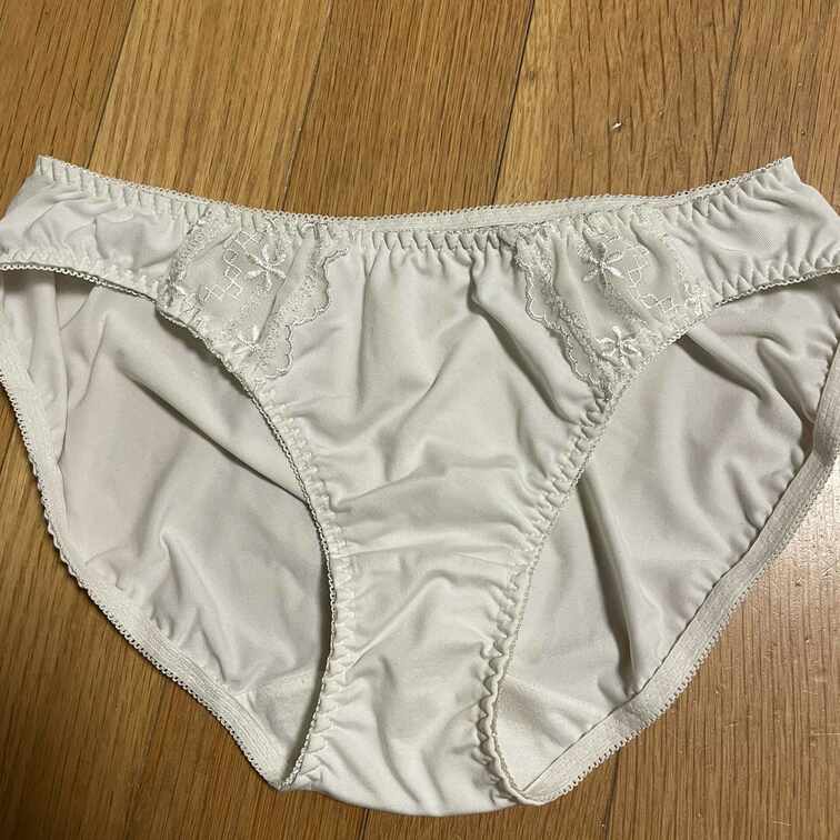 毎日のルーティンは妻のシミパンでオナる事。今日はまずまずのオシッコ臭♥️