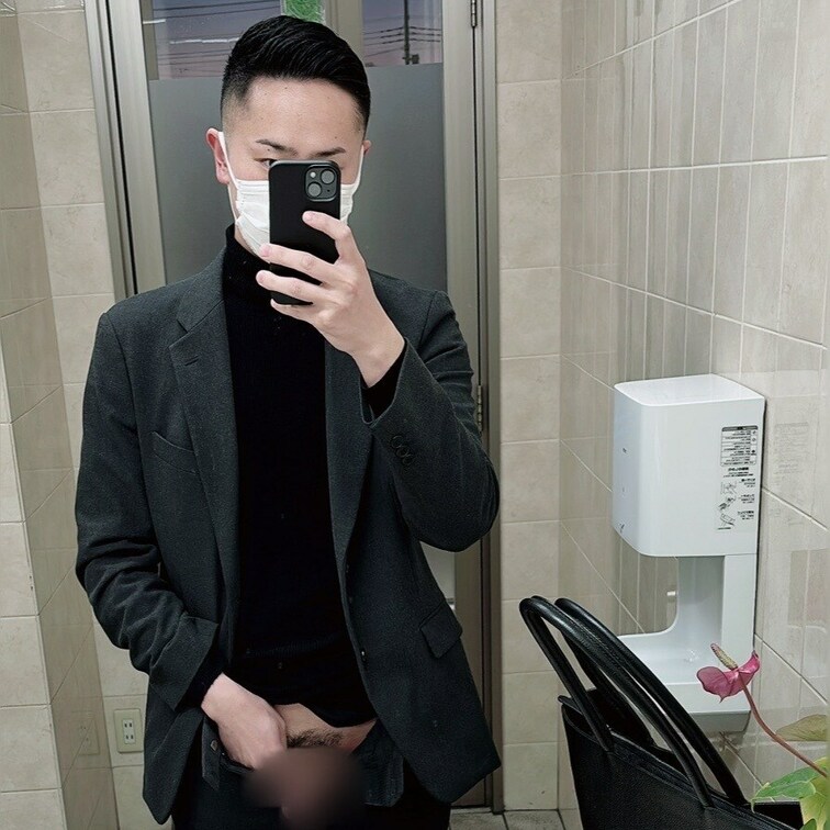 カフェのトイレで露出してみました。
