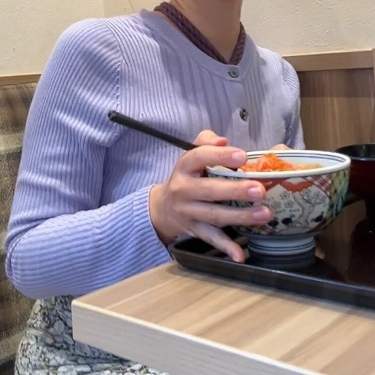 朝めずらしく「小腹減ったー」というので軽く縛って牛丼食べに行きました🪢