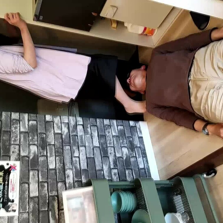 さなちゃんの透明になったM男の顔面踏みつけキッチン編
玄関から帰って来てそのまま生足で何事も無かったかの様にM男の顔面