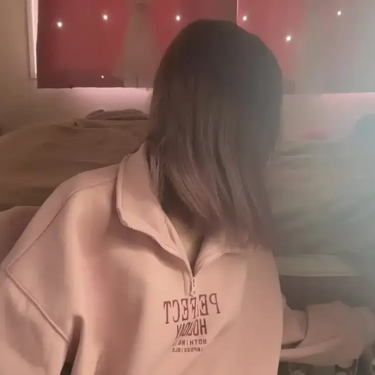 【みれい 20 歳】

みれいさんのライブ配信動画です
生ライブ配信だと、1 回の有料配信を視聴すると、おおよそ平