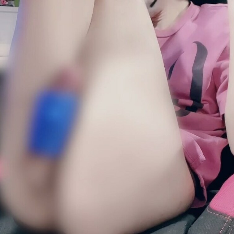 今回は「エロい体勢で1人えっち」しちゃいました...！
普段とは違う体勢で撮影しているので恥ずかしい。。

かなり
