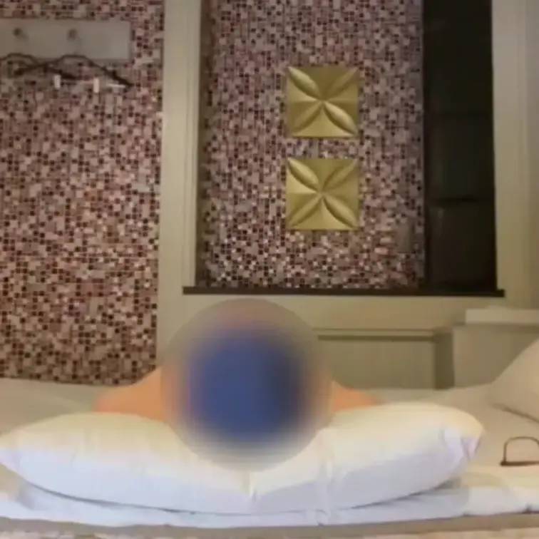 35歳の美人OL。
仕事終わりの蒸れまくったマン臭とアナル臭をたっぷりと嗅がせてストレス解消。