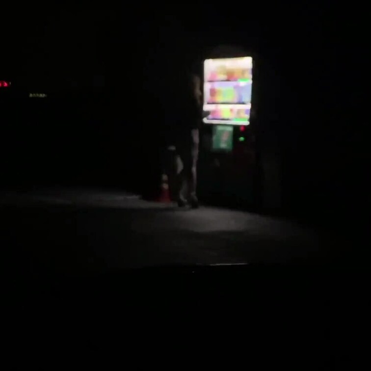 深夜のデート中にゆいママが…😱
自販機購入中に❗魔の手が…