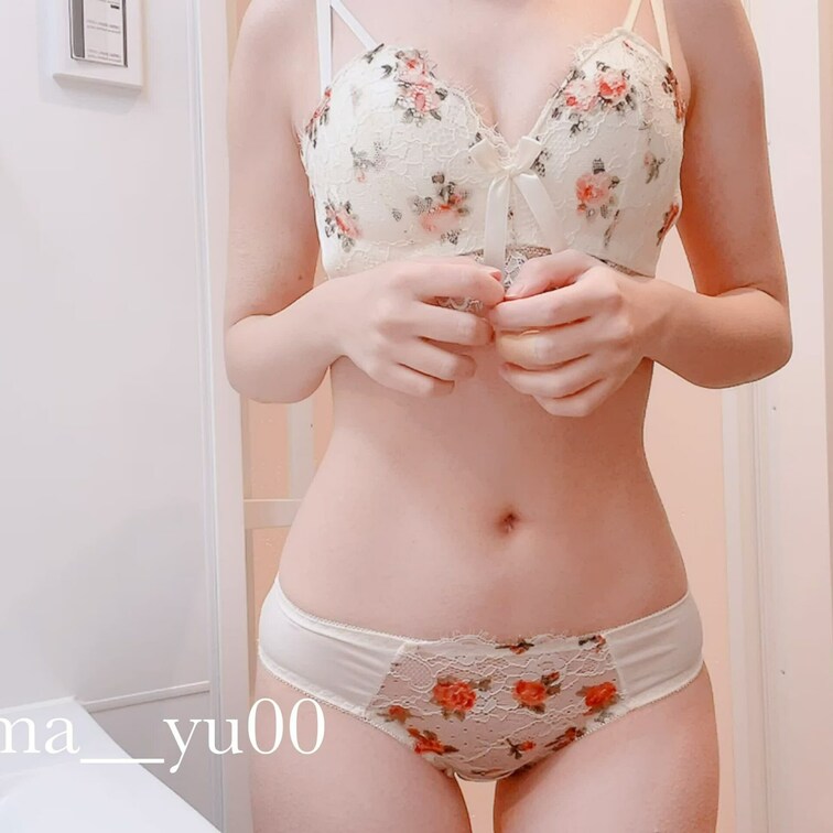 未公開下着でぽなに動画
お風呂上がりにむらむらしちゃった💕
下着からみえるおっぱいがえち、、
パンツの上から指でこ