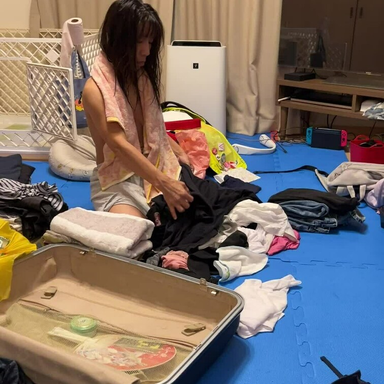 東京から帰って洗濯物を畳む妻様😍
たまにチラチラ見える乳首が素敵だなぁ❤️
部屋が汚すぎ😱