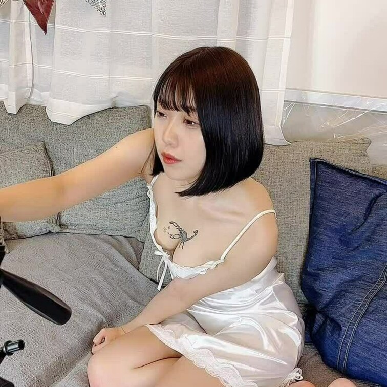純白ラブドールで自撮り中📸

おっぱい見えちゃってる状態で自撮りしてる動画は
VIP限定で公開してるよ🔥