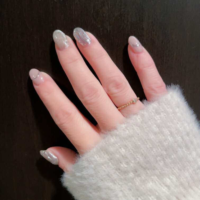 ネイル💅チェンジしてきたよ〜🌷✨ 
3月はセレモニーあるから大人ネイルにするつもりがゴージャスネイル💎になっちゃった😂