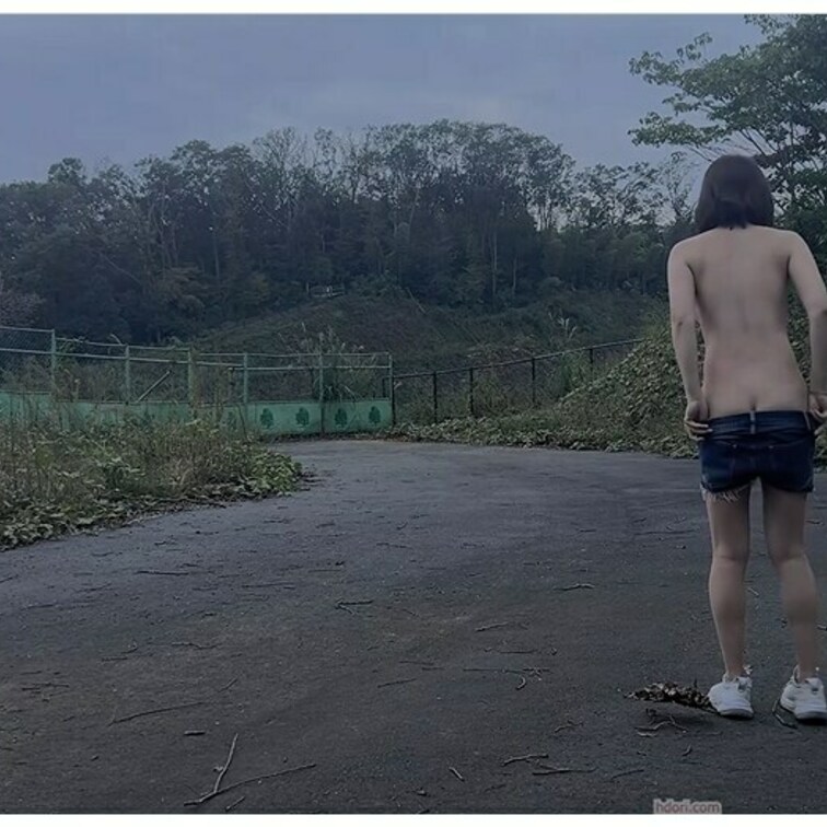 空き地みたいな広場で思い切って全裸になってみました