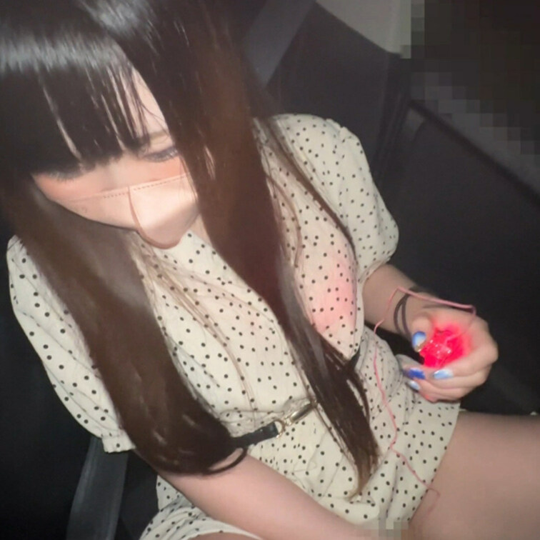 金欠苦学生です。
今回は深夜の公園デート帰りに車で彼女の家まで、送り届ける道中にオナニーしてもらった時の映像です。
