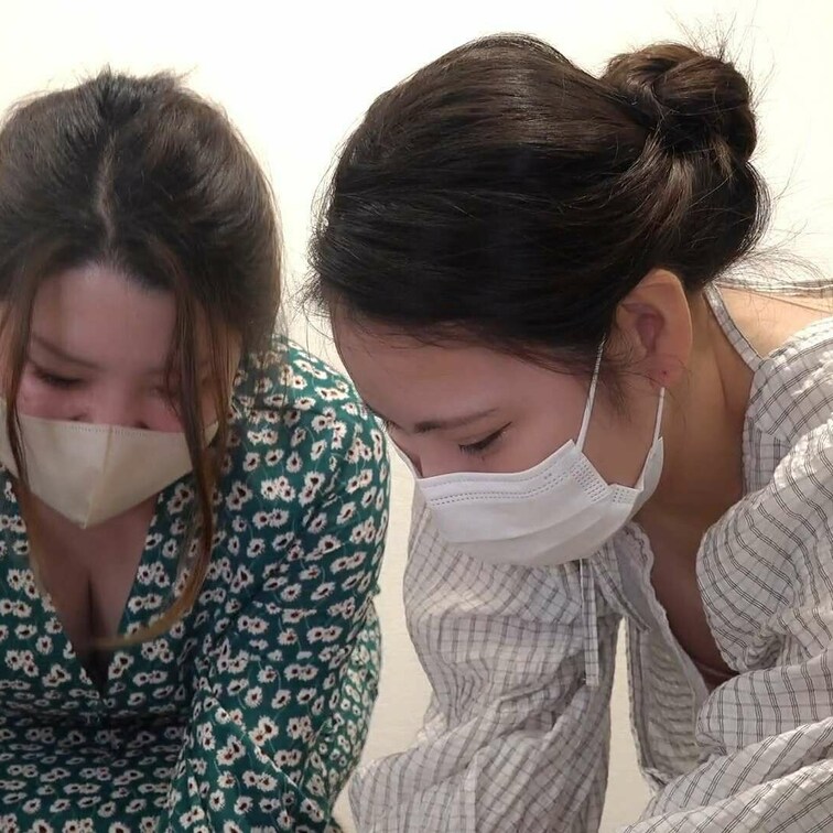 ちょい見せ。本編はこちらから→
#09【陶芸中の胸チラ】アイドル系でＥカップ巨乳女子大生ちゃん+２名おねえさん

