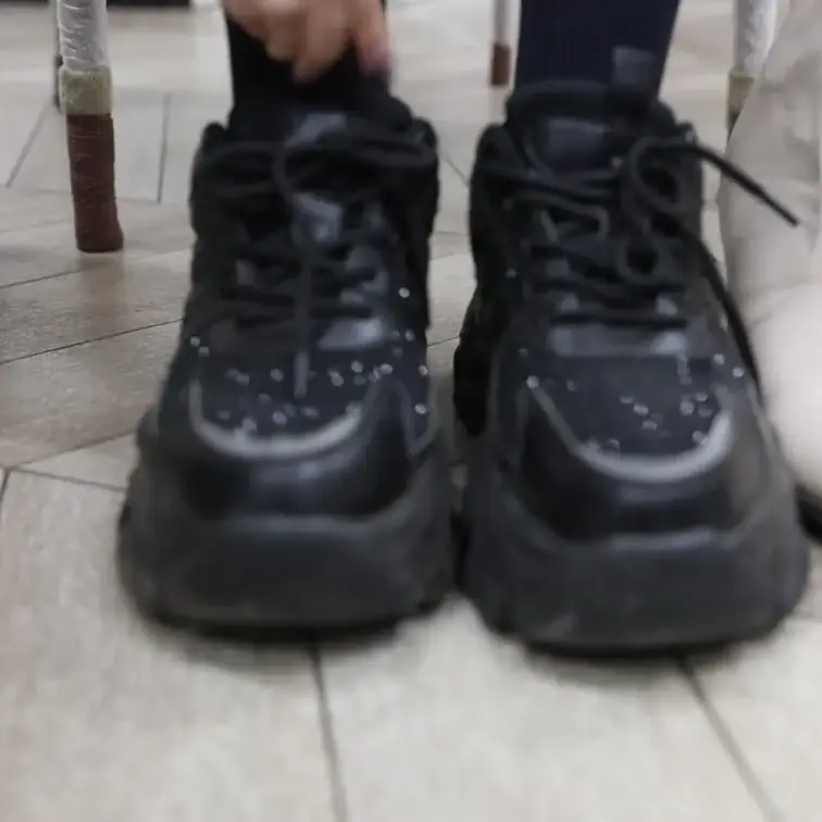 スニーカーからブーツに履き替える動画です。