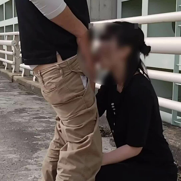 悪友とドライブに行きダムの前でフェラする妻の姿です。
