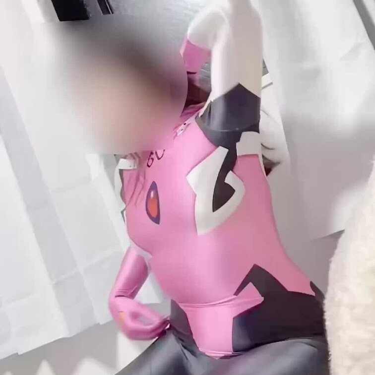 太ってしまい、着るのに手こずるand髪が静電気で厄介になっている動画です(笑)