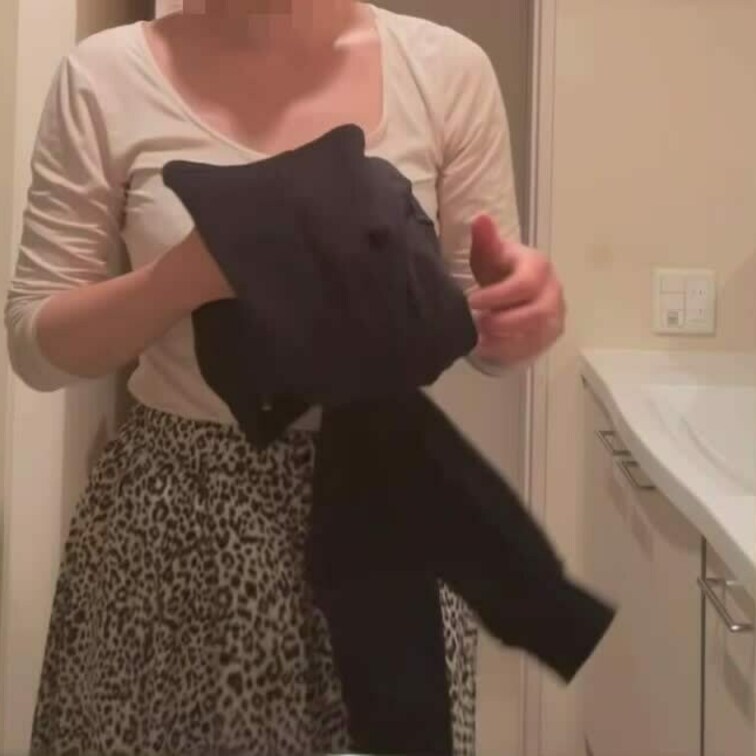 帰宅後の妻のヌギヌギです❤️
撮らせてくれる妻に感謝❤️
この日の妻は撮ってることも忘れてて、靴下の匂い嗅いだり👍