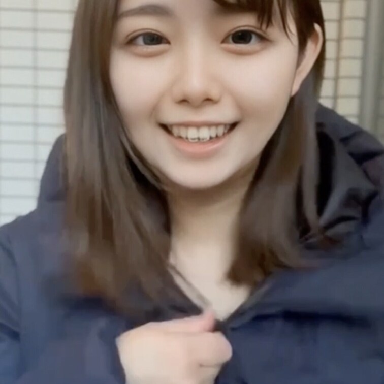 右上のいいねを押してから見てね💛

大学の教室の外で一瞬チラ見えしちゃいました
男の先輩が近くを通ったけど、バレて