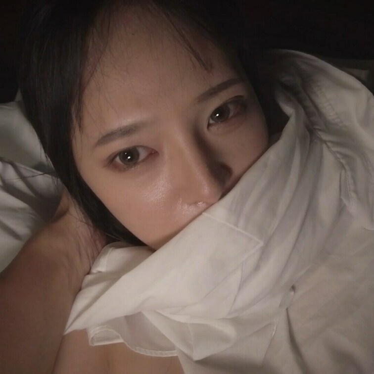 【明日投稿】異物挿入！学校終わりの、彼女のおまんこに電マ挿入。両手を固定しオナニー、脱がせた服でアイマスク。