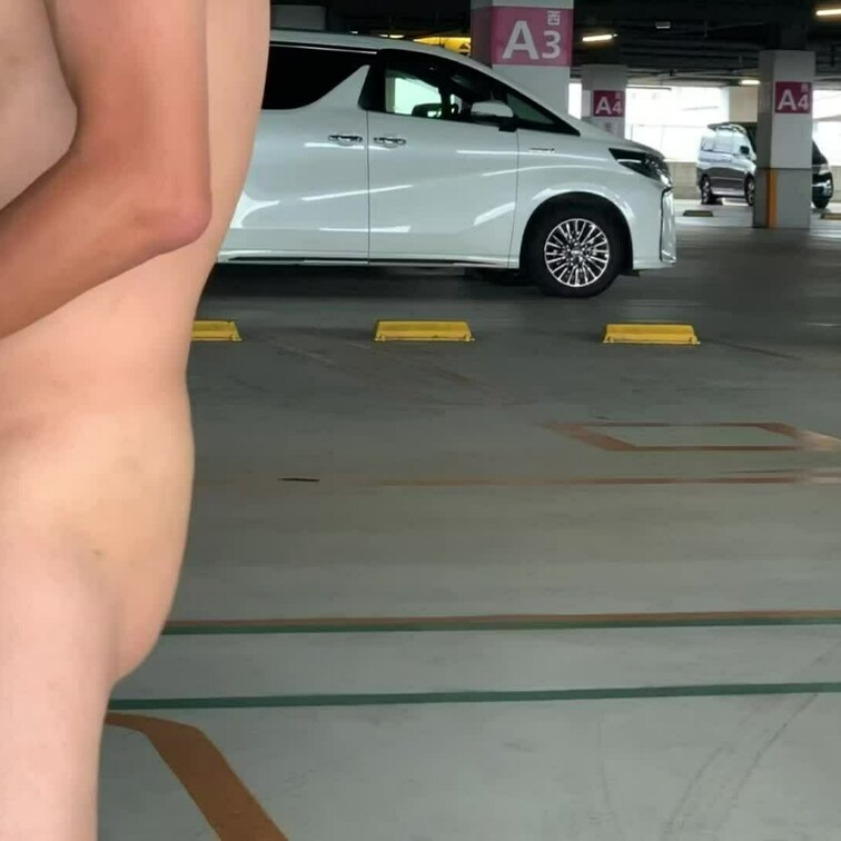 近所の奥様と駐車場で全裸露出セックス♡気持ちよくて中出ししちゃった🎵