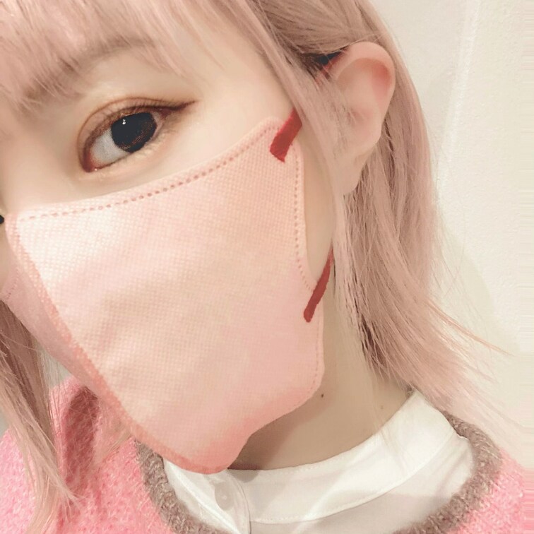 お顔チラッとお見せします。
童顔猫目のこの子が、あんなお尻であんな卑猥なことしてます。