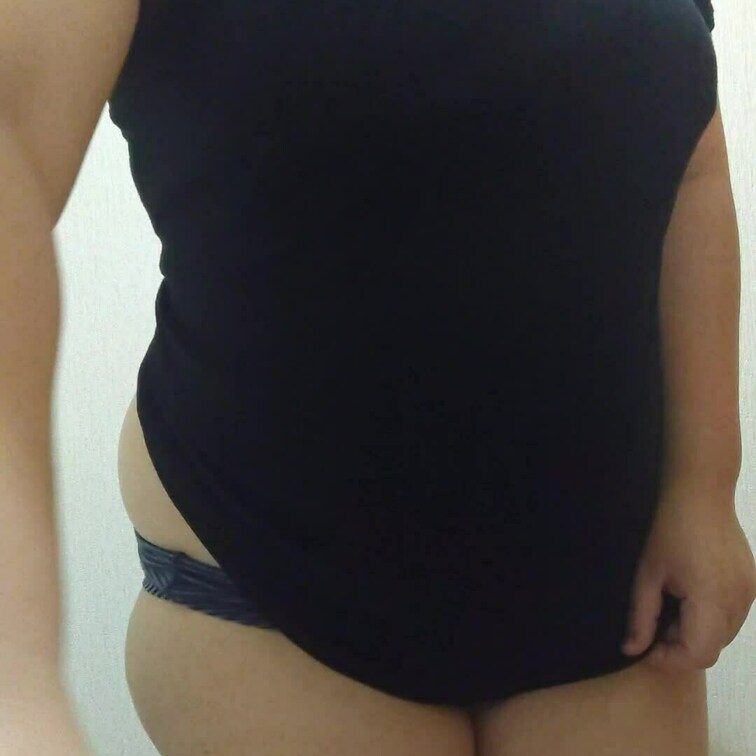 ノーブラで乳首擦っていってます。
トイレでこっそりやってます、生活音うるさくてごめんなさい。
おっぱい見せてないので