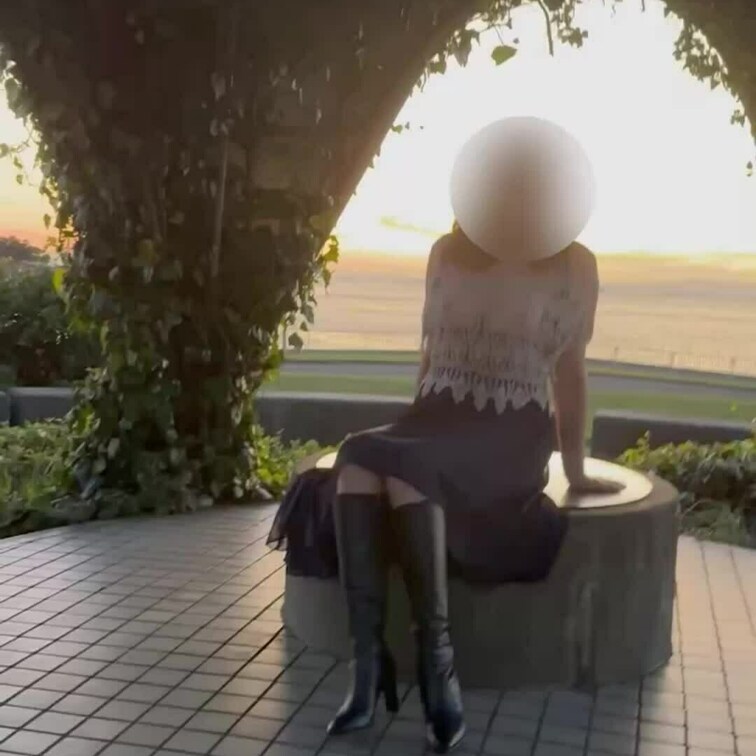 お久しぶりでーす😘
露出日和になってきたので、例の公園に行ってきたよ🌅
とっても夕陽が綺麗で、お散歩してる人も釣りを