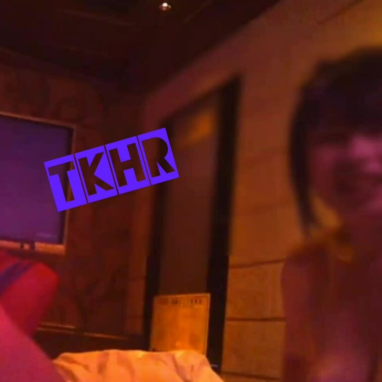 29才のスレンダー巨乳の人妻さん。

細身なのにおっぱいが大きくてエロいです♪