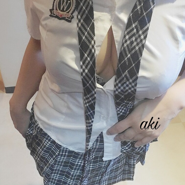 制服♡
ボタンはちきれそう♡
