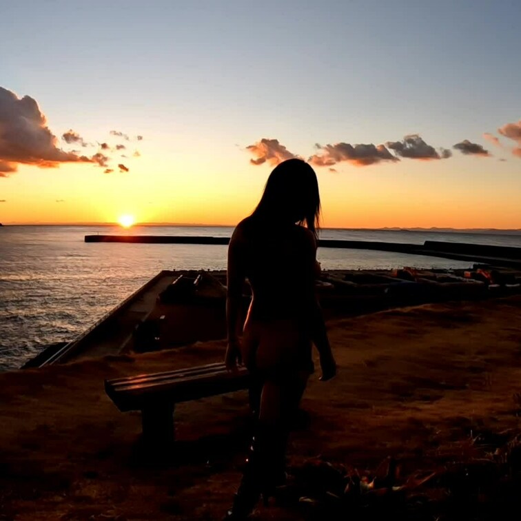 【夕日編】
夕日がとっても綺麗だったので夕日浴しながら撮影🎥
沈む夕日のベストタイミングを待ってる間、暇をもて余した