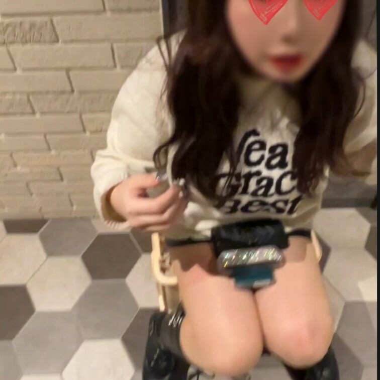 飲みに行ったときに、近くの席にいた女の子グループと仲良くだったんで

その中の1人にこっそり交渉して店から出て、すぐ