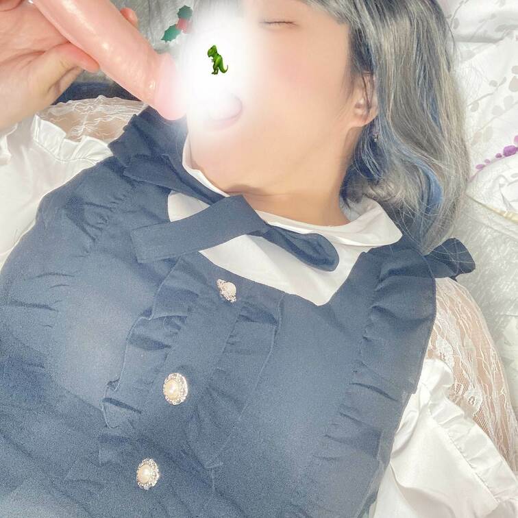 ペロペロしてたらお股グッチョリしてムラムラしちゃう💕生理中ってなんでか分からないけど、敏感になってムラムラしやすいね…？
