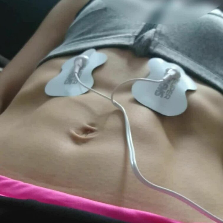 腹筋美女のお腹が美しく波打つ…！
EMSマシンのパワーをどんどん上げていき、ついに…