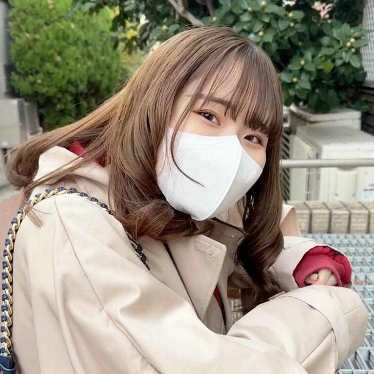 #134【YUKA 22歳】
今回ストリートスナップに協力してくれたのは、ドレープのトレンチコートがお似合いのYUKA