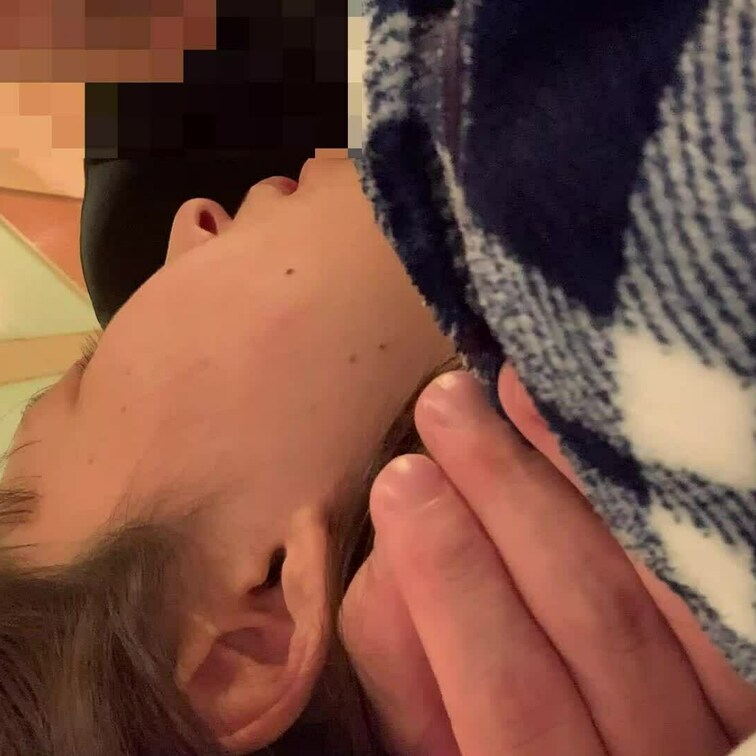 眠らせて無抵抗な状態でのキス