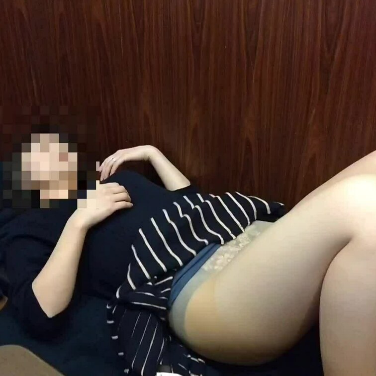 ネカフェでピストンバイブを使われ喘ぎ声を必死に我慢する妻の姿です。
時折、喘ぎ声が漏れ何度も絶頂してました。
ピスト