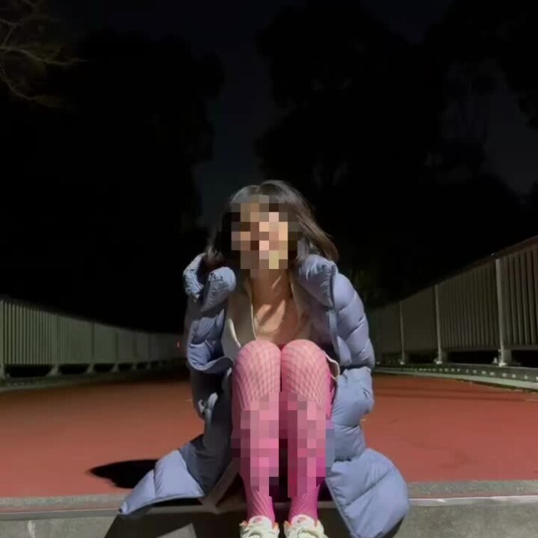 嫁ちゃんの1人遊びの姿を見ると挿れたくなりますよね⁈😁ってな訳でジュポジュポしゃぶらせてからブチ込みました😊やっぱり外は