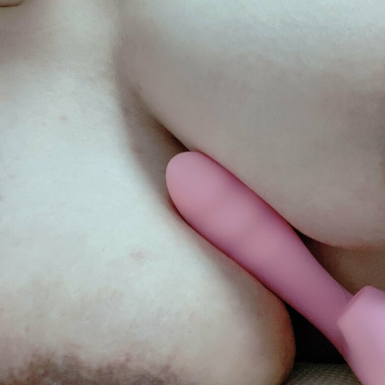 最近は吸うやつで乳首吸ってもらってます。
もちろんクリちゃんも吸ってもらってるけど…

めっちゃ気持ちいい😊