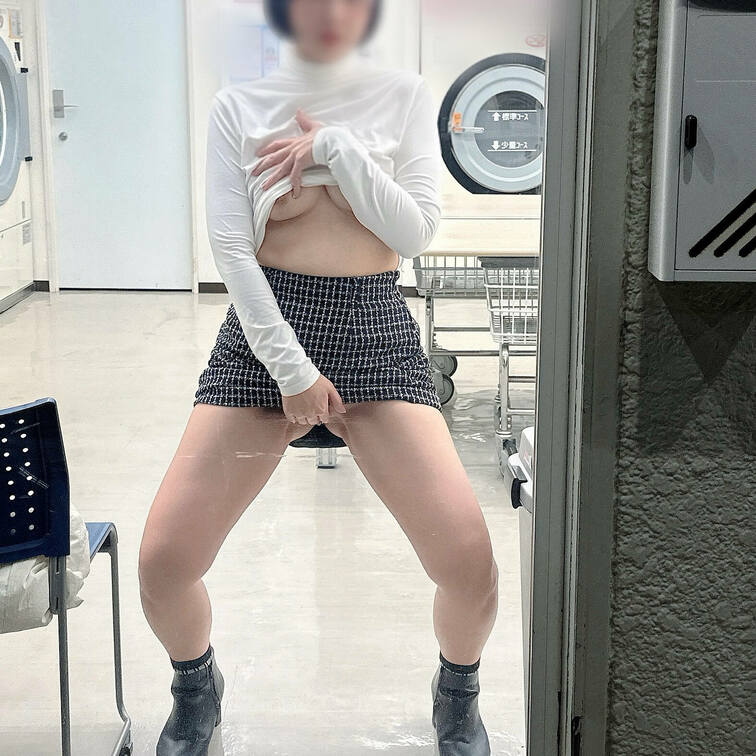 コインランドリーにこんな女がいたら襲いますか？
ノーパン、ノーブラであなたを待ってます。
舐めたいです…