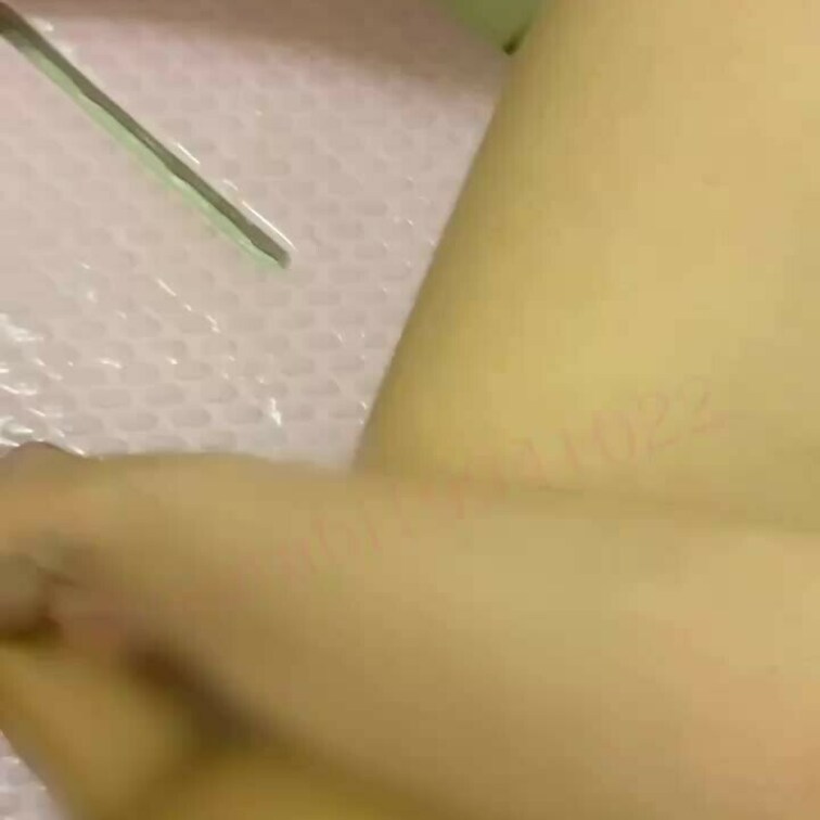 【サンプル】友達の家のお風呂で極太ディルドでガチオナ😂

#いいね押して🥺