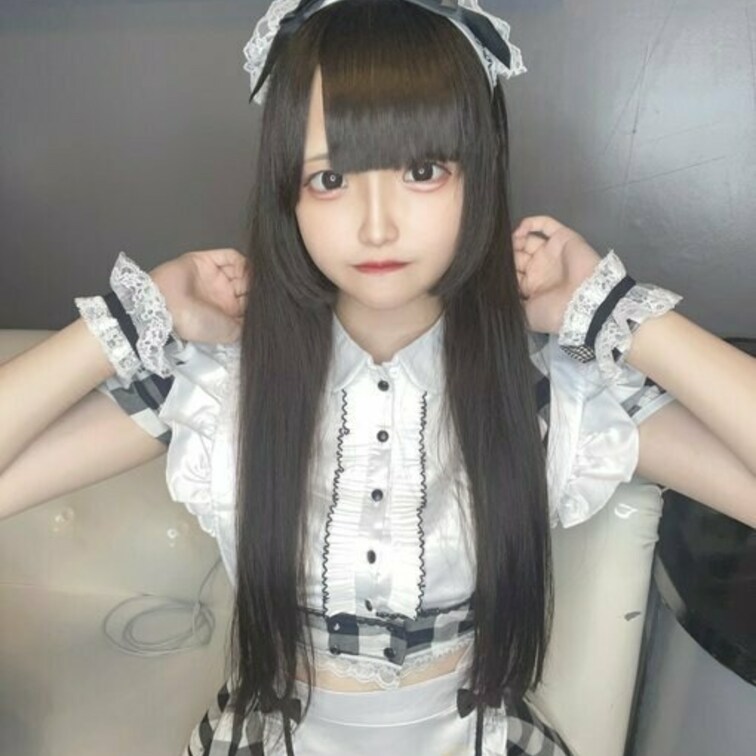 髪の毛が長い時に撮つた写真とメイド服の写真です。