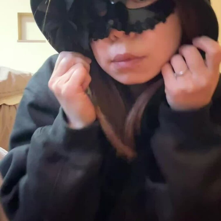 あの不倫カップルの人妻が部屋着でディルドオナニー😍